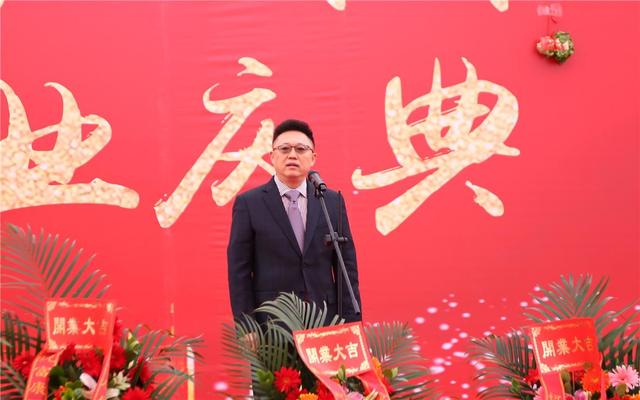 鼎润富康国际木材城董事长董仕康在开业仪式上讲话
