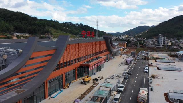 近6500吨的建筑模板和室内装饰板“搭乘”列车助力老挝建设