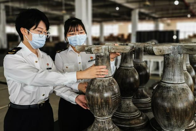 赣州海关助力江西仿旧家具首次出口美国！