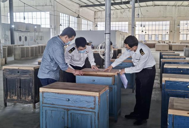 赣州海关助力江西仿旧家具首次出口美国！