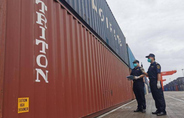 2022年首批“湾区号”中欧班列进口木材抵达深圳