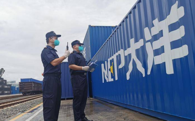 2022年首批“湾区号”中欧班列进口木材抵达深圳