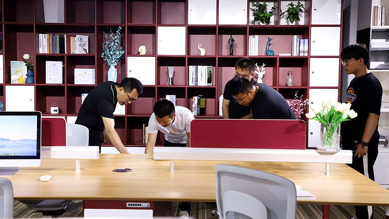 顾客在家具公司观察家具细节