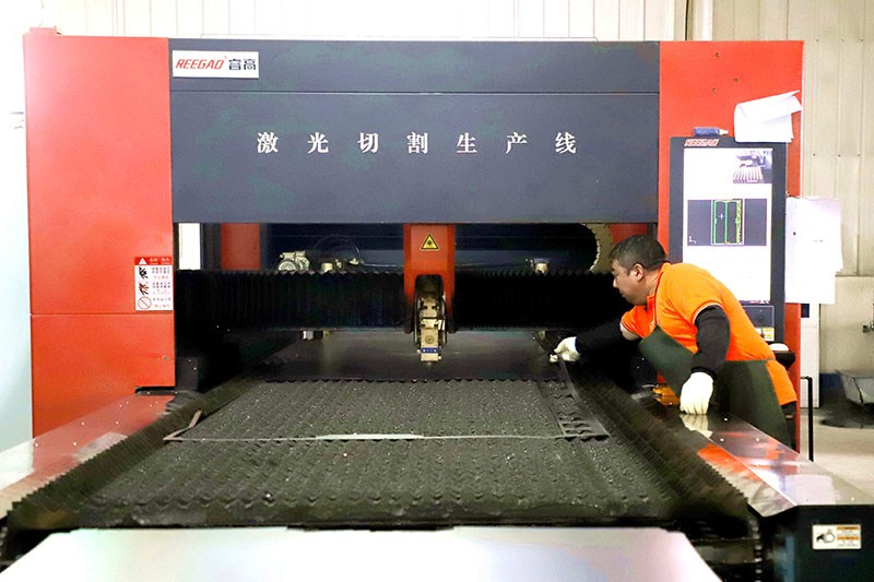 家具公司工人在激光切割生产线上工作