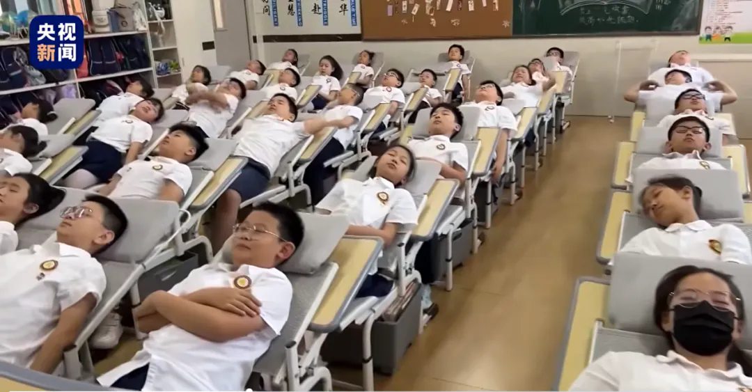 办公家具的千亿级新风口已到！躺睡课桌椅国标落地
